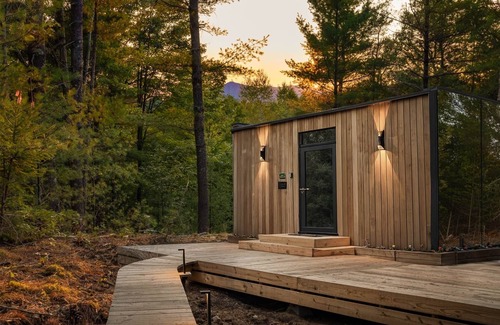 North Pole Cabin | ÖÖD Adirondacks at Jay - Scandinavian Mirror Cabin