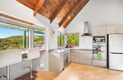 Mahurangi West House | Opahi TreeHouse - Mahurangi West Holiday Home