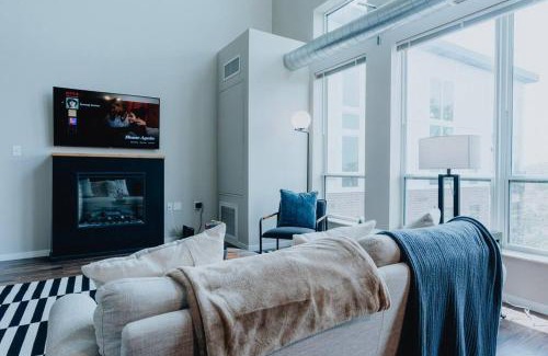 DeBaliviere Place Apartment | Open 2BR-1BA Penthouse w Pool and Balcony