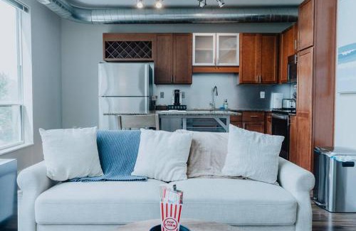 DeBaliviere Place Apartment | Open 2BR-1BA Penthouse w Pool and Balcony