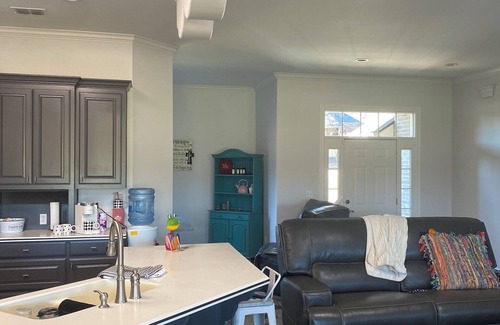 Longview House | Open and spacious 3-bedroom home on golf course, WiFi, AC in fantastic Longview