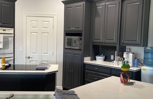 Longview House | Open and spacious 3-bedroom home on golf course, WiFi, AC in fantastic Longview
