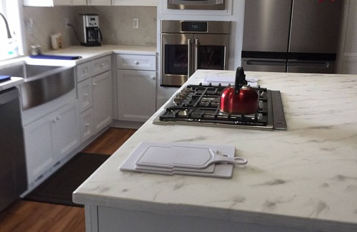 Puyallup House | Open concept with modern kitchen 5 minutes from fairgrounds/downtown Puyallup