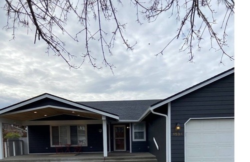 Puyallup House | Open concept with modern kitchen 5 minutes from fairgrounds/downtown Puyallup