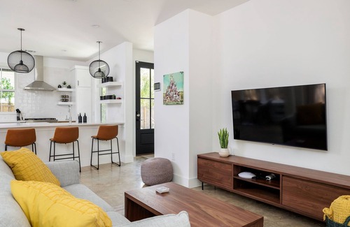 East MLK House | Open, Near UT, F1 & Downtown | Luna by Portoro