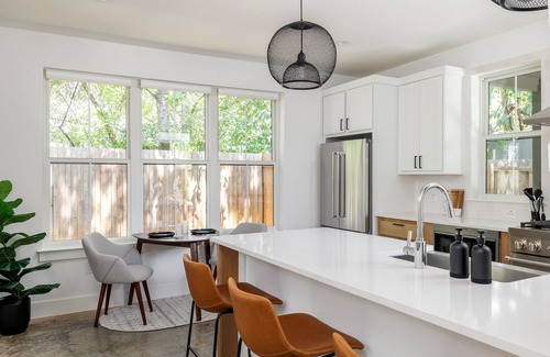 East MLK House | Open, Near UT, F1 & Downtown | Luna by Portoro