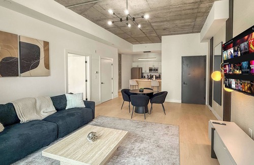 Olde Kensington Apartment | Open NoLibs 2BR Near Local Hotspots | Sleeps 8