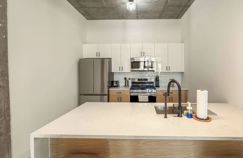 Olde Kensington Apartment | Open NoLibs 2BR Near Local Hotspots | Sleeps 8