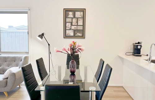 Tarneit House | Open Range Zoo/cozy Bed/free Netflix/android Tv/fitness/workplace