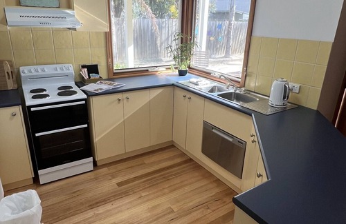 Torquay Cottage | Opp TORQUAY beach. Pet friendly Beach House*