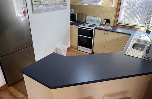 Torquay Cottage | Opp TORQUAY beach. Pet friendly Beach House*