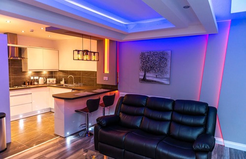 Bradford Apartment | Optimal Apartments - Deluxe Jet Hot Tub Suite