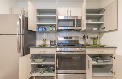 Orange Apartment | Opulence in Olive with Free Parking, 2 BR 2 baths Suite, 5 beds and Sleeps 8