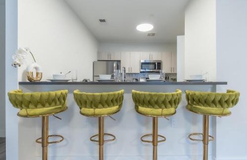 Orange Apartment | Opulence in Olive with Free Parking plus EV Plug, 2 BR 2 baths Suite, 5 beds and Sleeps 8