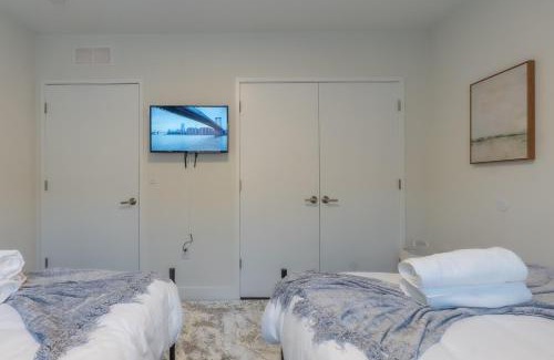 Orange Apartment | Opulence in Olive with Free Parking plus EV Plug, 2 BR 2 baths Suite, 5 beds and Sleeps 8