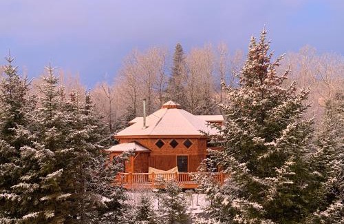 Bretton Woods Villa | OR Luxury yurt-like home in Bretton Woods with private beach firepit AC fishing and trails