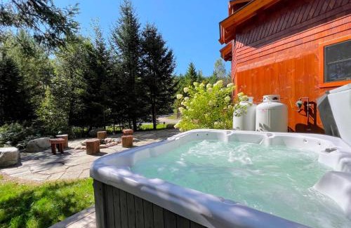 Bretton Woods Villa | OR Luxury yurt-like home in Bretton Woods with private beach firepit AC fishing and trails