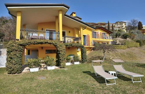 Marciaga Apartment | Orange Apartment In Marciaga di Costermano