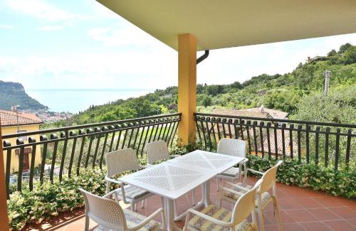 Marciaga Apartment | Orange Apartment In Marciaga di Costermano