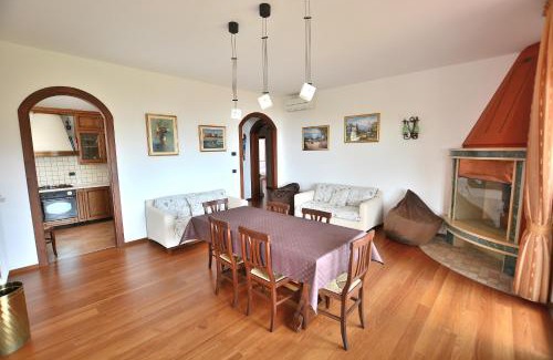 Marciaga Apartment | Orange Apartment In Marciaga di Costermano