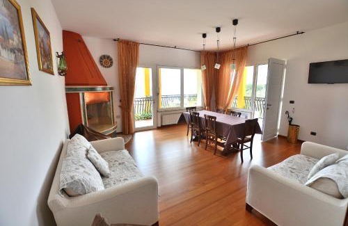 Marciaga Apartment | Orange Apartment In Marciaga di Costermano