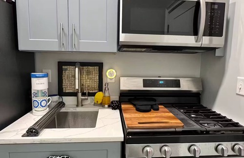 Bridgeport Apartment | Orange & Groovy Stylish Amphitheater, Park, Metro North, Ferry All 2-10min walk