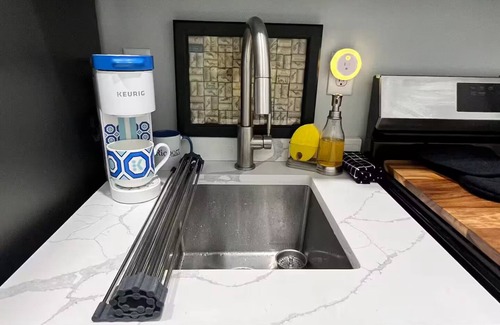 Bridgeport Apartment | Orange & Groovy Stylish Amphitheater, Park, Metro North, Ferry All 2-10min walk