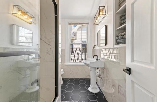 East Rock Apartment | Orange Oasis in the Heart of East Rock with FREE parking near DT and Yale