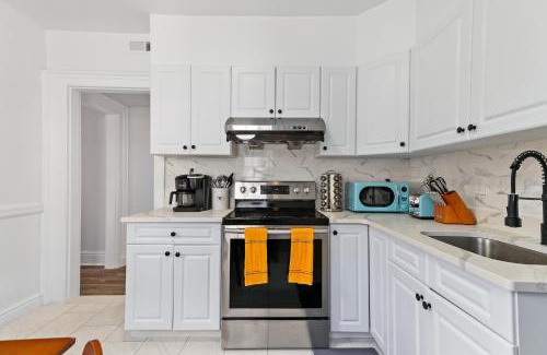 East Rock Apartment | Orange Oasis in the Heart of East Rock with FREE parking near DT and Yale