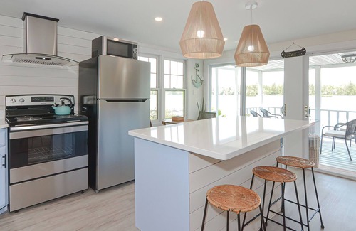 Middleton House | Orange Oasis! Lakefront Getaway w/Private Beach