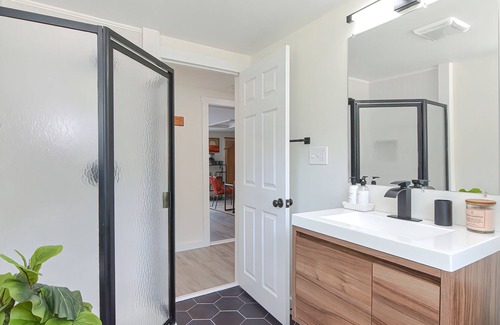Middleton House | Orange Oasis! Lakefront Getaway w/Private Beach