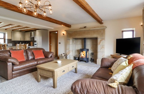 Fourstones Near Bentham Cottage | ORCABER FARMHOUSE, pet friendly, with hot tub in Austwick
