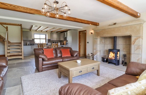 Fourstones Near Bentham Cottage | ORCABER FARMHOUSE, pet friendly, with hot tub in Austwick