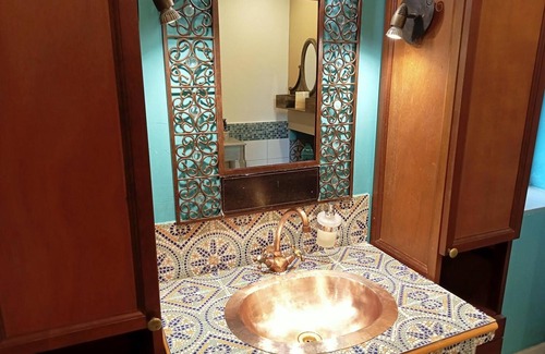 Villeneuve-les-Montreal Bed & Breakfast | 'Oriental' Room with Shared Pool, Wi-Fi and Air Conditioning - Villeneuve-lès-Montréal