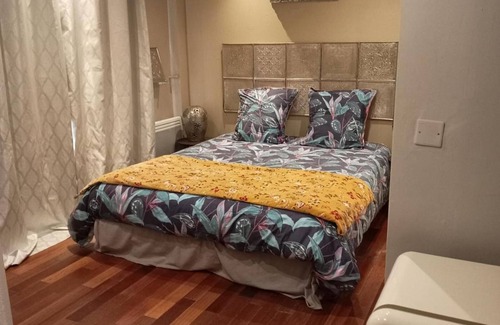 Villeneuve-les-Montreal Bed & Breakfast | 'Oriental' Room with Shared Pool, Wi-Fi and Air Conditioning - Villeneuve-lès-Montréal
