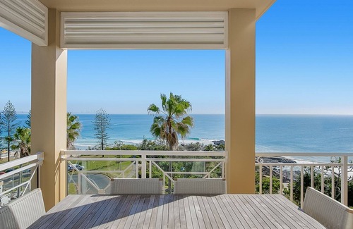 Coolangatta Apartment | Orion Unit 8 Modern apartment Overlooking Snapper Rocks with Wi-Fi included