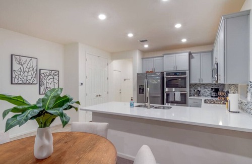 Casas Adobes House | Oro Valley/Fenced/2 BR 2BA/Garage/Office