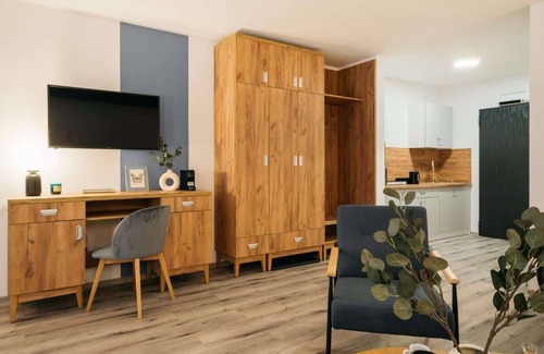 Ursus Apartment | ORSO City Studio with king size bed and sofa