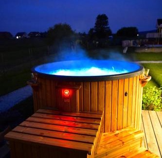 Lubawka House | Osada Aurora Całoroczne domki z jacuzzi z widokiem na jezioro i góry