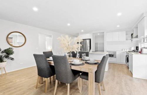 Armstrong Creek House | OSCAR A Tranquil Armstrong Creek Home NETFLIX