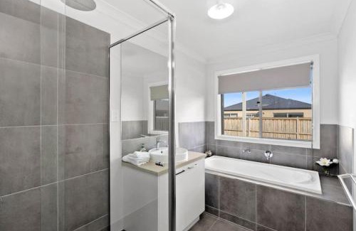 Armstrong Creek House | OSCAR A Tranquil Armstrong Creek Home NETFLIX
