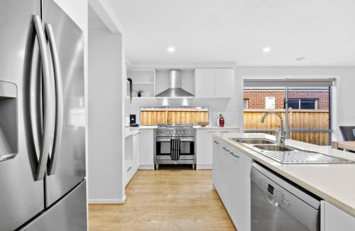 Armstrong Creek House | OSCAR A Tranquil Armstrong Creek Home NETFLIX