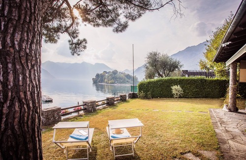 Tremezzina Villa | Ossuccio Villa Darsena private lakeside villa with pool by Italian Apartments.