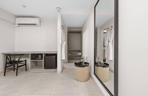 Ocean Park Apartment | Otium | Steps From The Beach | With Saltwater Pool and Cocktail Bar