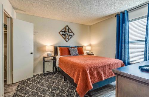 Norman Apartment | OU Boomer, Pool, Gym, Hi Speed WIFI, One Mile To OU & Stadium!