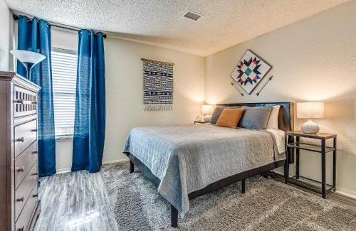Norman Apartment | OU Boomer, Pool, Gym, Hi Speed WIFI, One Mile To OU & Stadium!