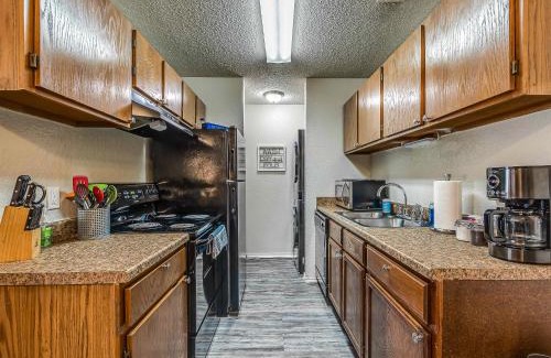 Norman Apartment | OU Boomer, Pool, Gym, Hi Speed WIFI, One Mile To OU & Stadium!