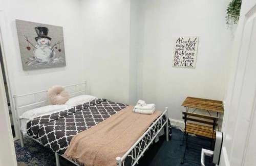 Spruce Hill Apartment | Oui on Ludlow - Entire House and Private Rooms in University City
