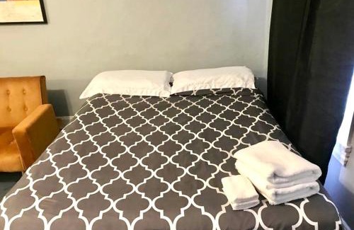 Spruce Hill Apartment | Oui on Ludlow - Entire House and Private Rooms in University City