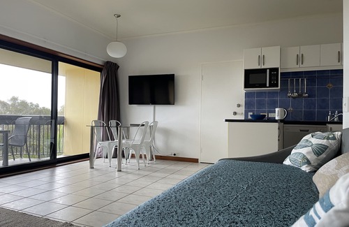 Point Lookout Apartment | Our barefoot property is set to delight you with beautiful views of the ocean.